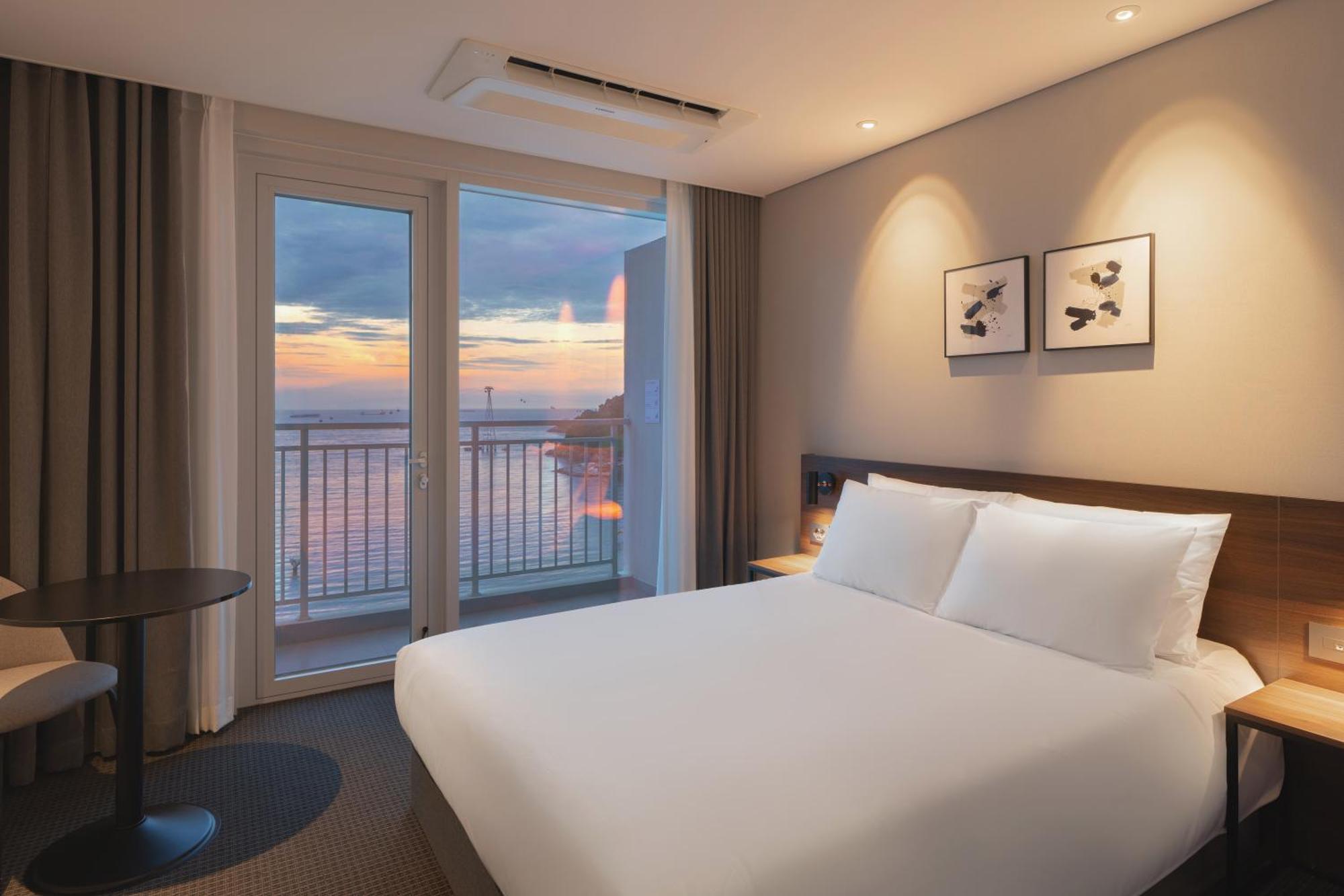 Urbanstay Busan Songdo Beach Екстер'єр фото